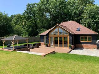 Chestnut-Lodge is rural, secluded, private with Hot Tub - Maidstone - 2