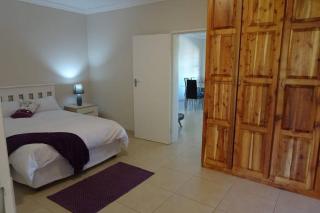 Lovely 2-bedroom apartment with free parking on premises - Jeffreys Bay - 3