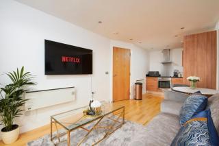 Deluxe City Centre Apt Balcony View and Free Parking - 3
