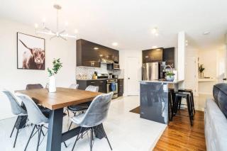 Chic 4 BDRM Home I King Bed I Double Garage Parking & Fast WiFi! - Edmonton - 0