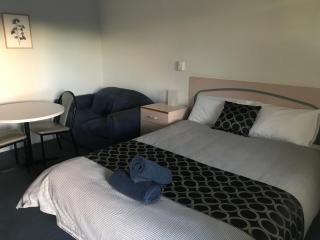 County Lodge Motor Inn - 9