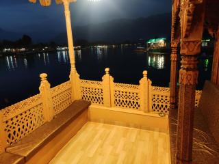 Young Beauty Star Houseboat - 3