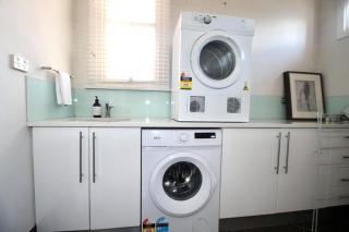 Waterviews - Hidden Gem in CBD - Sleeps 10 - Wagga Wagga - 2