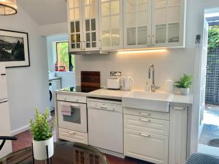 Stylish Private Studio, Close to Beach, WIFI, Parking - 0