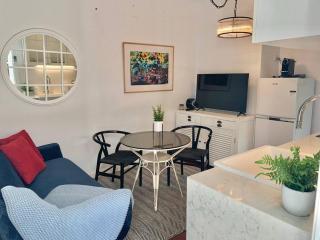 Stylish Private Studio, Close to Beach, WIFI, Parking - 6