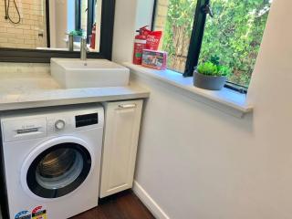 Stylish Private Studio, Close to Beach, WIFI, Parking - 5