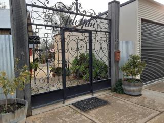 Adelphi Apartment 2- Poolside or Apartment 2A- King Studio - Echuca - 5