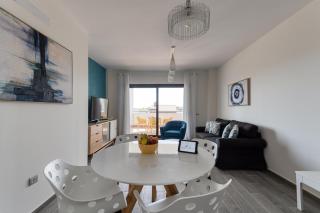 HomeForGuest Apartamento en residencia de lujo con terraza y piscina - La Guirra - 1
