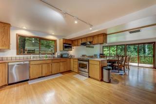 Spacious Cabin Style Home with Hot Tub, Sauna, King Bed, Loft, Free Parking - 4