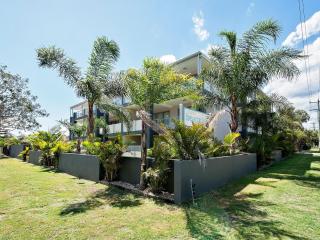 Shoal Bay Beach Apartments 18 fantastic air conditioned unit with a pool and lift - Nelson Bay - 0
