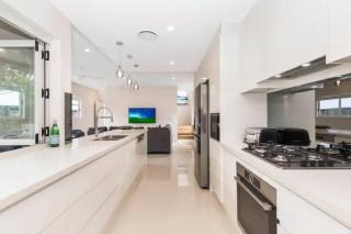 Park Avenue Luxe 1BR - 4km to City, Outdoor BBQ - 4