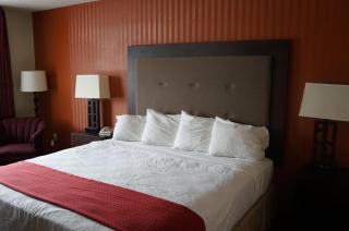 Super 8 by Wyndham Fort Scott - 4