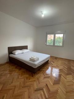 Entire spacious apartment with free parking - Podgorica - 6