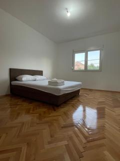 Entire spacious apartment with free parking - Podgorica - 0
