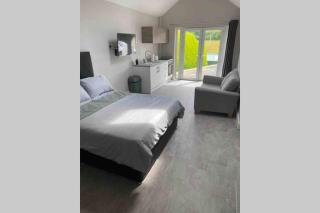 The Forest Chalet - Stunning Studio Apartment - 5
