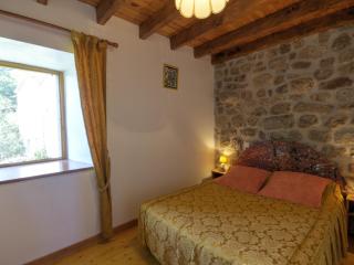 Gîte Authentique en Campagne avec Cheminée, Wifi, Terrasse et Jardin, Près du Ski et VTT - FR-1-496-96 - Burdignes - 4