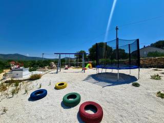 House Camellia with fenced pool and playground - 8