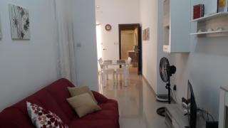 A lovely ground floor apartment, 15 minutes by car from the airport and 2 minutes walk to the beach. - 6
