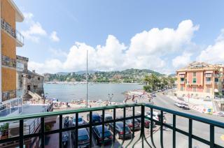 Alla Casa Rosa al Mare, Central Seafront Stay with Free Private Garage, Air Conditionig, Wi-Fi, ideal choice for a relaxing and exciting coastal escape - Rapallo - 0
