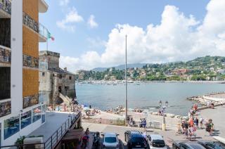 Alla Casa Rosa al Mare, Central Seafront Stay with Free Private Garage, Air Conditionig, Wi-Fi, ideal choice for a relaxing and exciting coastal escape - Rapallo - 8