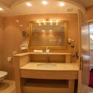 Cityhotel Goldener Adler B&B - 9