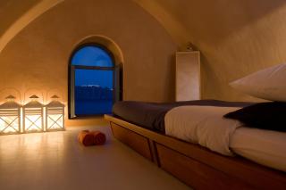 Lydia Cavehouse - Oia - 1
