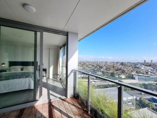 Union Green Apt w Stunning Views - Free Parking - 5