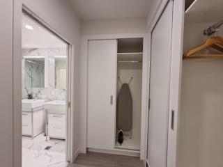 Union Green Apt w Stunning Views - Free Parking - 4