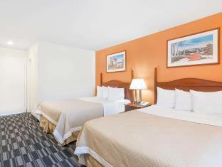 Days Inn by Wyndham Monterey Downtown - 1
