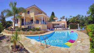 Exceptional Large Villa, Private Heated Pool, Complete Privacy, Prime Location - Peyia - 9