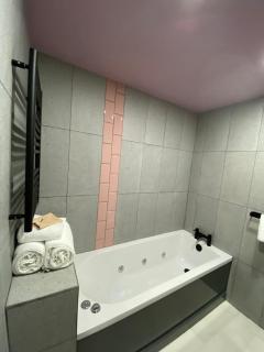 Aaron Wise - 51 Fitzhamon Apartments - 2