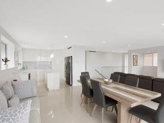 Luxury Beach House - Kianga - 5