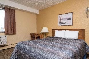 Super 8 by Wyndham Owatonna - 1