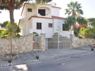 Spacious four bedroom villa with pool - 9