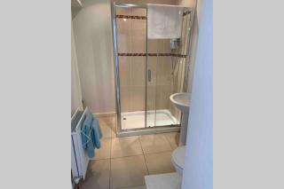 2 Bedroom Central Apartment with Private Parking (Shared Kitchen) Portrush - Portrush - 2