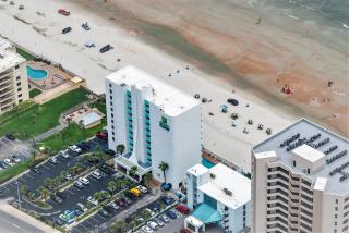 Holiday Inn Express & Suites Oceanfront Daytona Beach Shores by IHG - Daytona Beach - 4