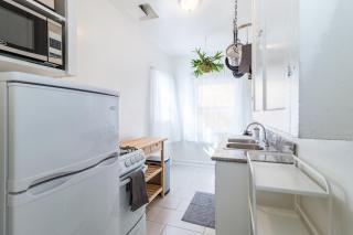 Sunny Boho Chic West Hollywood Flat! - 8