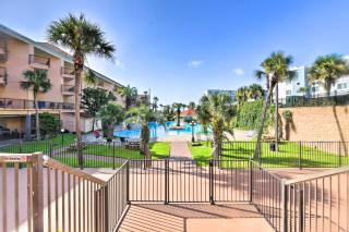 Modern Galveston Condo Pool View and Walk to Beach! - Galveston - 8