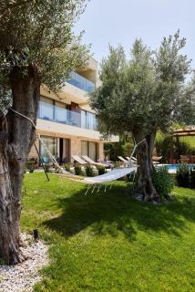 Przice Gardens Apartment with Pool - 2