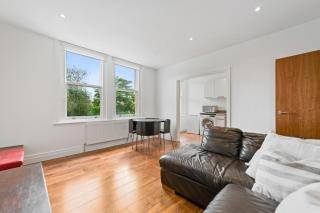 Aisiki Stays Apartments at Ealing, 2-Bedroom & 1-Bathroom Flat, King or Twin Beds with FREE WiFi & PARKING - 0