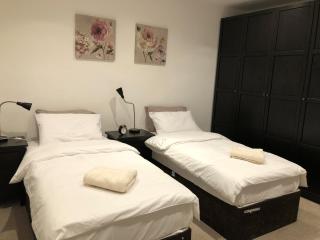 Aisiki Stays Apartments at Ealing, 2-Bedroom & 1-Bathroom Flat, King or Twin Beds with FREE WiFi & PARKING - 5