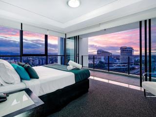 Large Modern 3 Bedroom Apartment With City Views - CoastHM - Gold Coast - 9