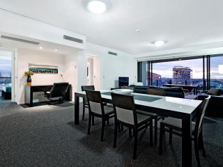 Large Modern 3 Bedroom Apartment With City Views - CoastHM - Gold Coast - 2