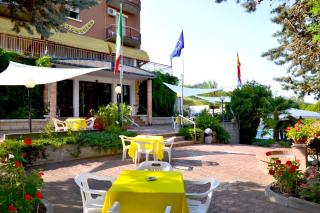 Hotel Boomerang - Check-in & Meals in front at hotel Sporting - 3