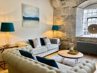 ROYAL WILLIAM YARD Luxury Apartments at "THE BRUCE" - FAMILY APARTMENT and Connecting DELUXE STUDIO - PRIVATE connecting lobby so BOOK BOTH For LARGER GROUPS - FREE ONSITE PARKING - Plymouth - 7