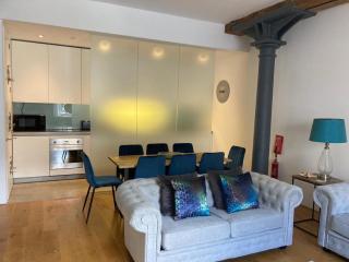 ROYAL WILLIAM YARD Luxury Apartments at "THE BRUCE" - FAMILY APARTMENT and Connecting DELUXE STUDIO - PRIVATE connecting lobby so BOOK BOTH For LARGER GROUPS - FREE ONSITE PARKING - Plymouth - 5