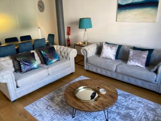 ROYAL WILLIAM YARD Luxury Apartments at "THE BRUCE" - FAMILY APARTMENT and Connecting DELUXE STUDIO - PRIVATE connecting lobby so BOOK BOTH For LARGER GROUPS - FREE ONSITE PARKING - Plymouth - 6