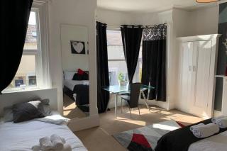 Southsea Space big bright 5 bedroom house sleeps 12 - Portsmouth - 7