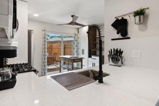 Contemporary Couples Getaway Near Austin Favorites - Loft 21 - 6