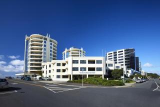 Oceanside Resort Internal Ground Floor Studio Unit Privately Owned in Mt Maunganui No External window or Air Conditioning - Mount Maunganui - 0